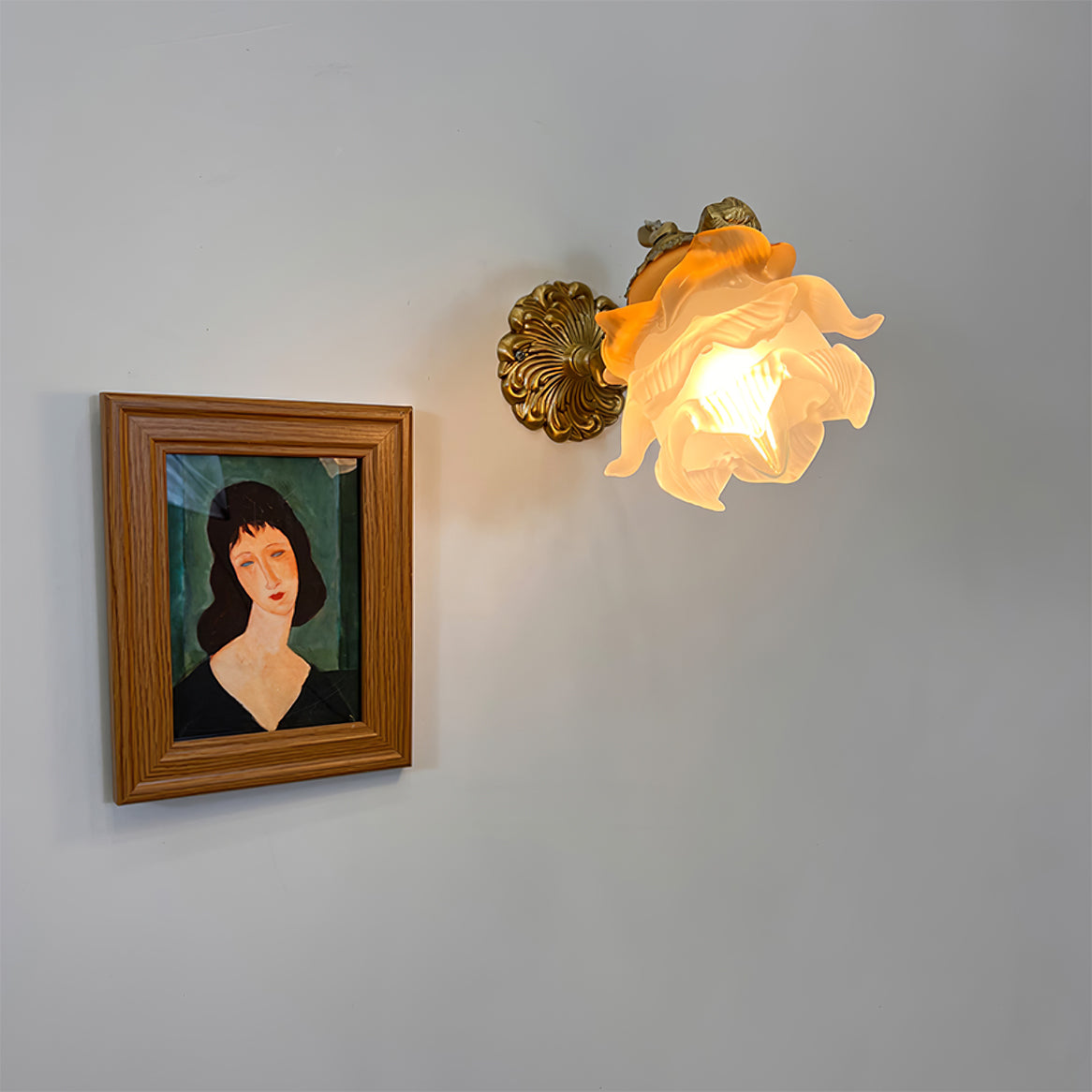 antique-brass-wall-sconce-with-angel-figurine-detail-img10.jpg
