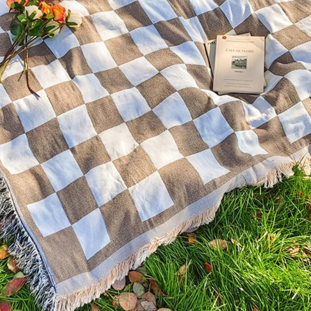 checkered-microfiber-picnic-blanket-with-fringed-edges-img6.jpg