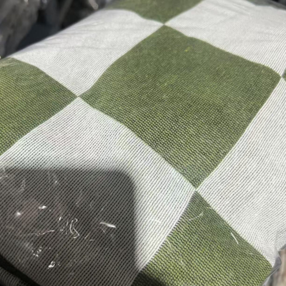 checkered-microfiber-picnic-blanket-with-fringed-edges-img8.jpg