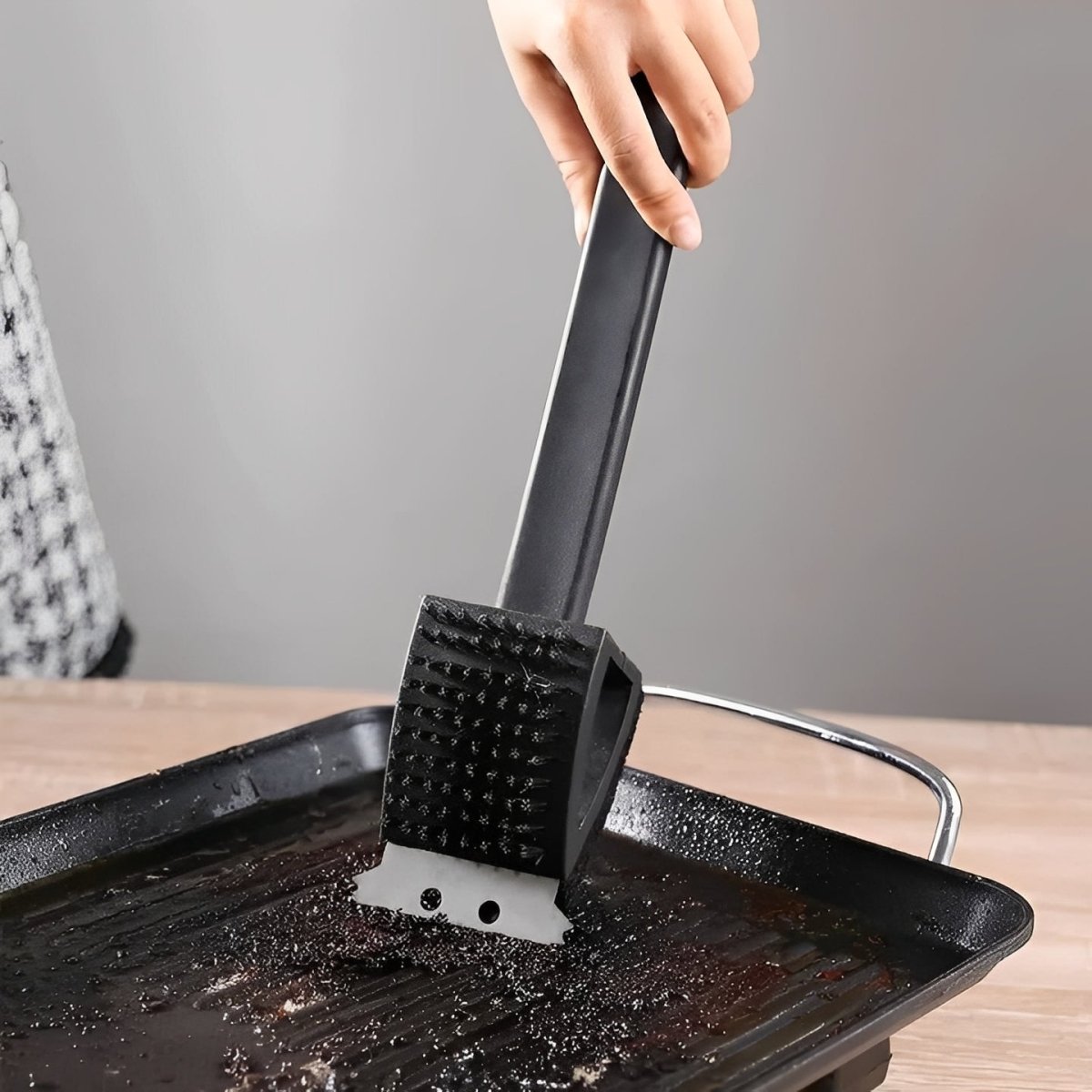 copper-wire-grill-cleaner-with-scraper-and-sponge-img4.jpg