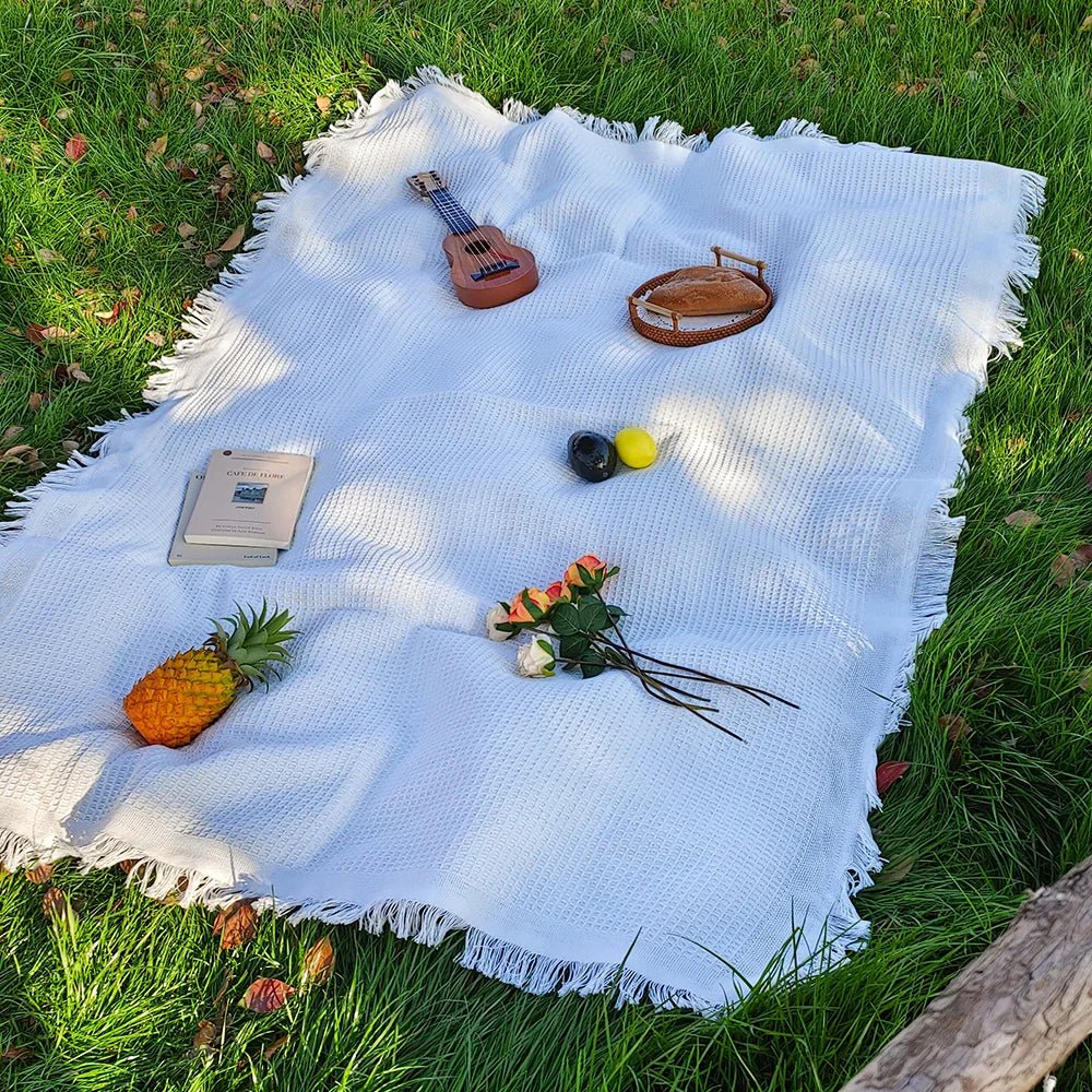 lightweight-cotton-blend-picnic-blanket-with-decorative-tassels-img1.jpg