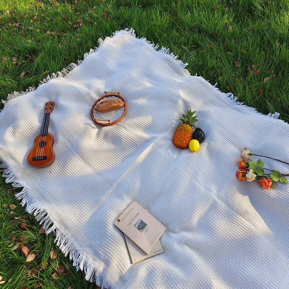 lightweight-cotton-blend-picnic-blanket-with-decorative-tassels-img4.jpg