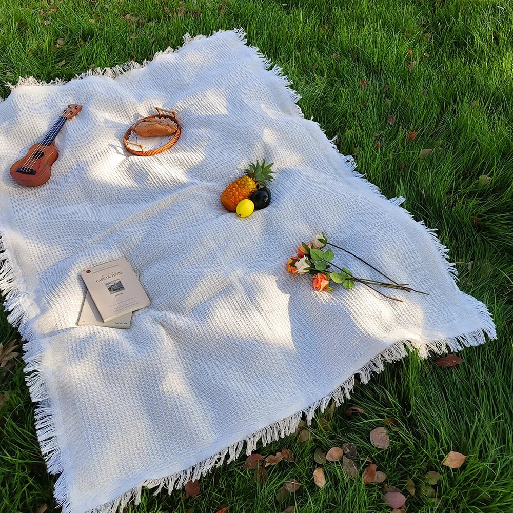 lightweight-cotton-blend-picnic-blanket-with-decorative-tassels-img5.jpg