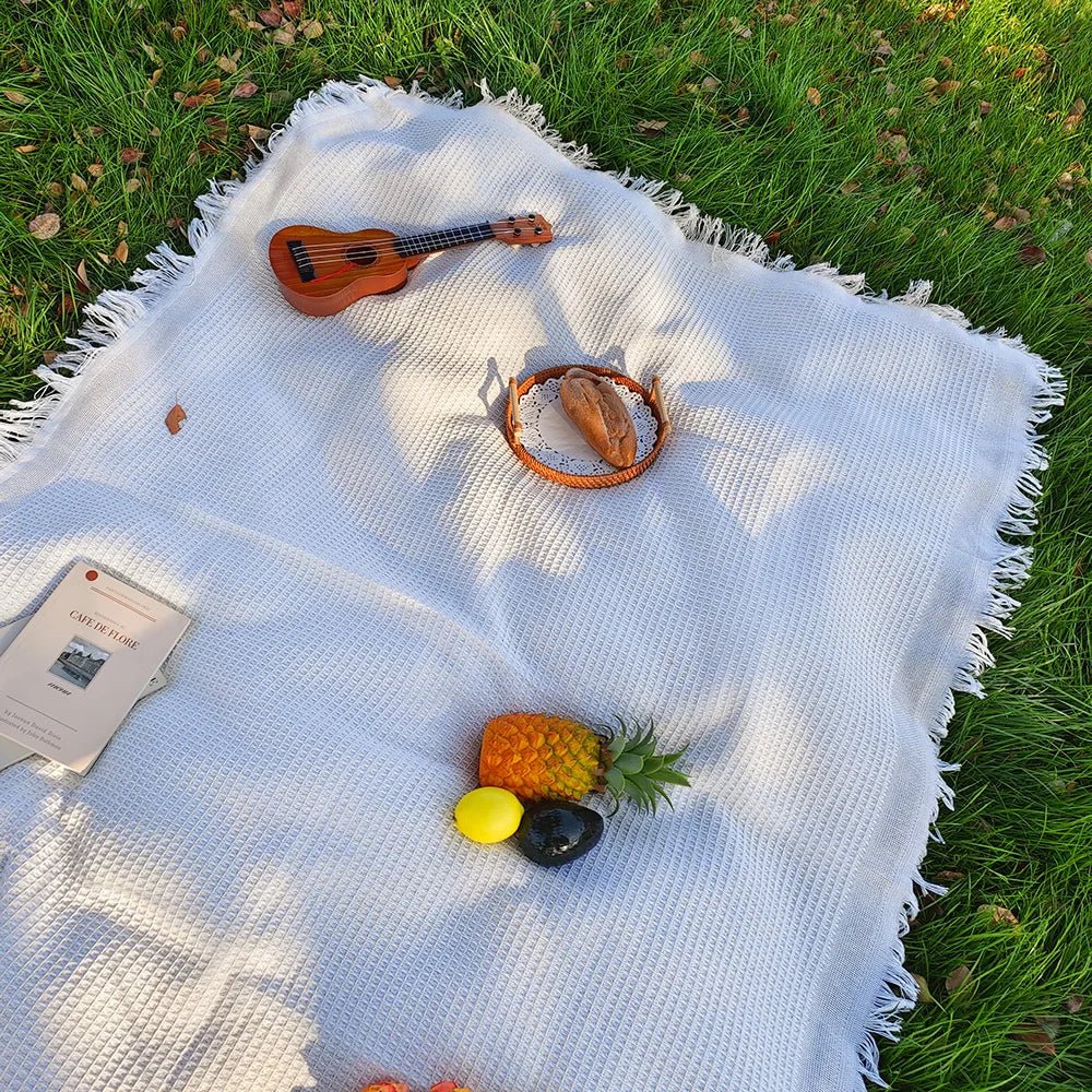 lightweight-cotton-blend-picnic-blanket-with-decorative-tassels-img6.jpg