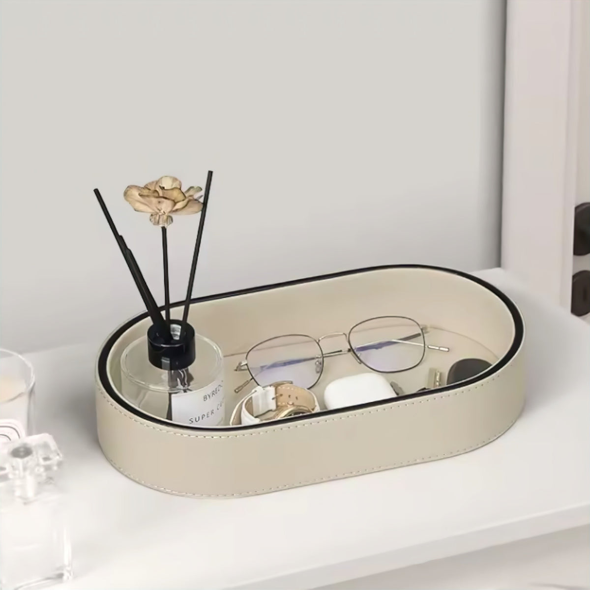 pu-leather-oval-catchall-tray-for-desk-nightstand-contrast-edge-design-img2.jpg